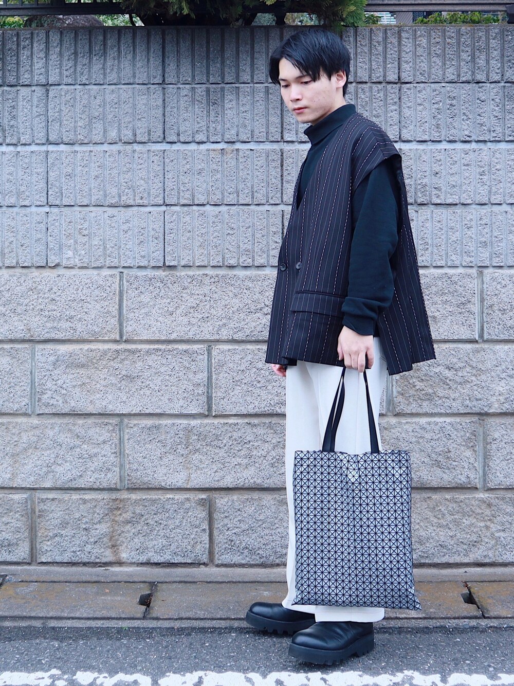 「おしゃれさんと繋がりたい、ファッション、BAO BAO ISSEY MIYAKE、HARE、DAIRIKU、モノトーン、l4l、f4f、ベスト、白パンツ」｜「HAREのアイテム（ベスト、ブラック系）」を使った、Tsubasaさん（メンズ・171cm）の冬コーディネートの1枚目の写真