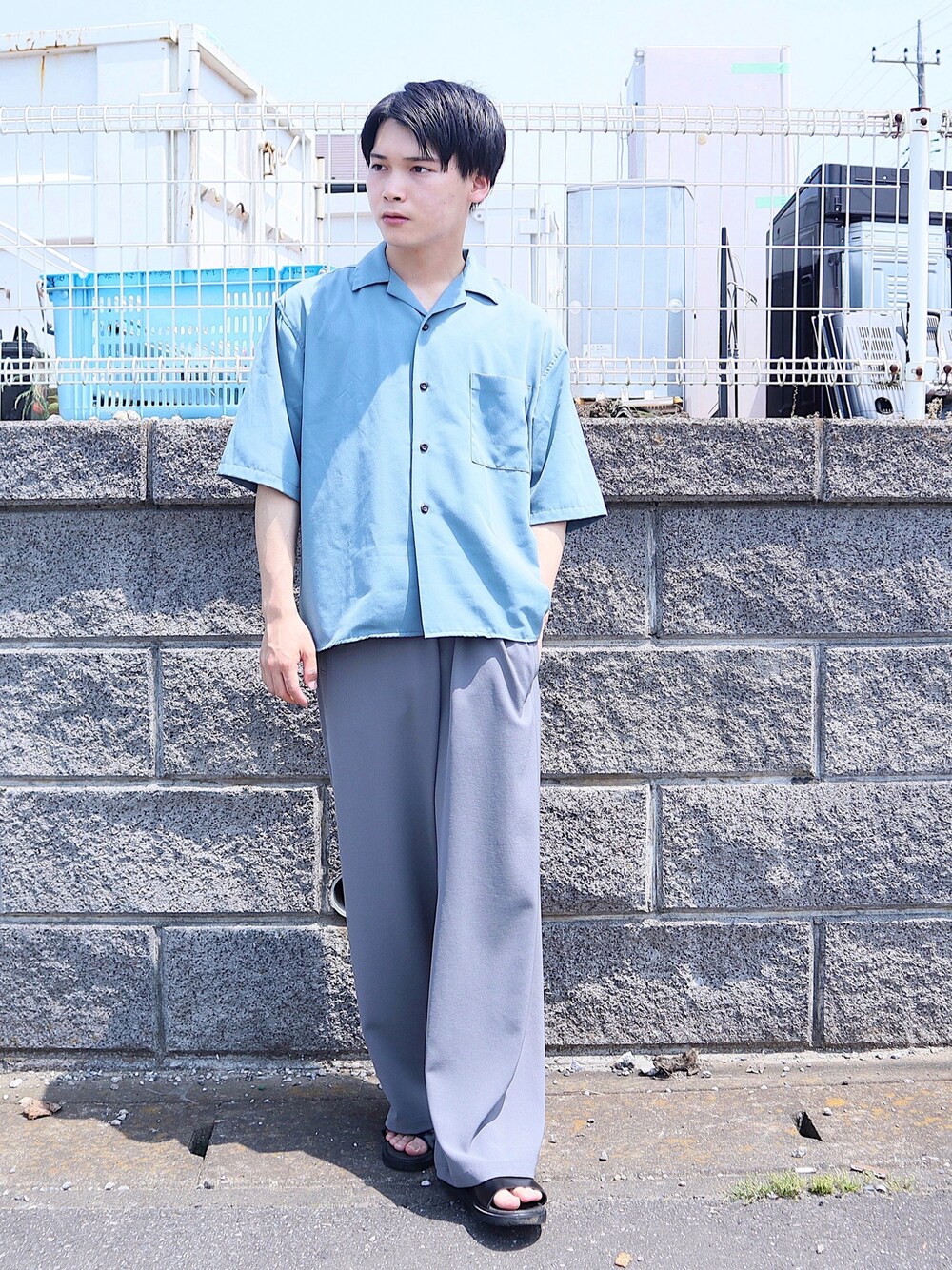 グリーン系のシャツ/ブラウス、グレー系のパンツ、ブラック系のサンダルを着用したメンズの夏コーディネートの1枚目の写真