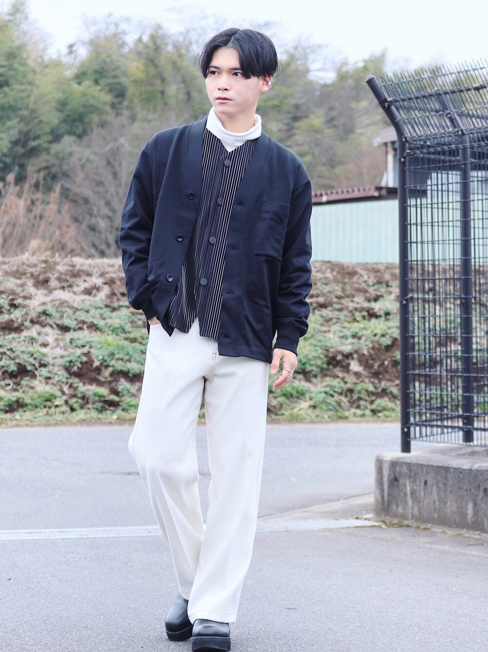 「カーディガン、ノーカラージャケット、きれいめカジュアル、ブーツ、白パンツ、レイヤードスタイル、UNIQLO U、スウェット、休日スタイル、キレイめ」｜「UNIQLOのアイテム（カーディガン/ボレロ、ブラック系）」を使った、Tsubasaさん（メンズ・171cm）の冬コーディネートの1枚目の写真