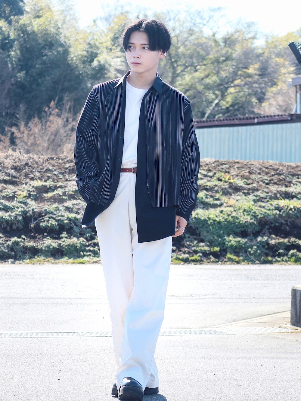 「プチプラ、きれいめカジュアル、UNIQLO U、ブーツ、デニムパンツ、レイヤードスタイル、タックイン、休日スタイル、ワイドパンツ、春アウター」｜「HOMME PLISSE ISSEY MIYAKEのアイテム（ノーカラージャケット、その他）」を使った、Tsubasaさん（メンズ・171cm）の冬コーディネートの1枚目の写真