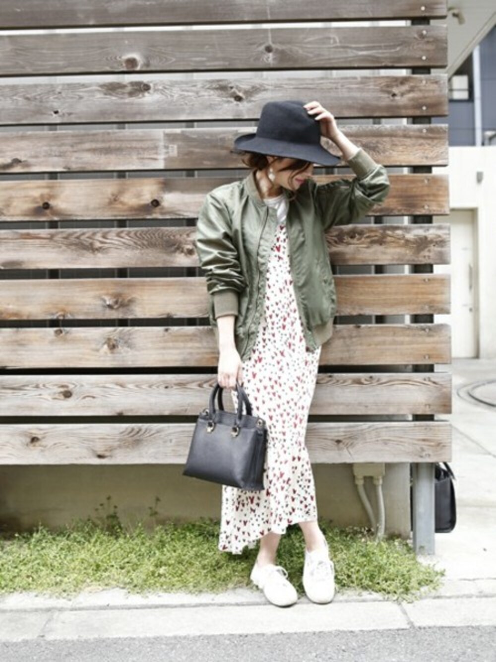 「スニーカー、ワンピース、スカジャン、ハット、plainclothing、春コーデ、大人かわいい、WEB限定、プレクロ」｜「PLAIN CLOTHINGのハート柄キャミワンピース【PLAIN CLOTHING】（ワンピース、ホワイト系）」を使った、chikaさん（レディース・153cm）の春コーディネートの1枚目の写真