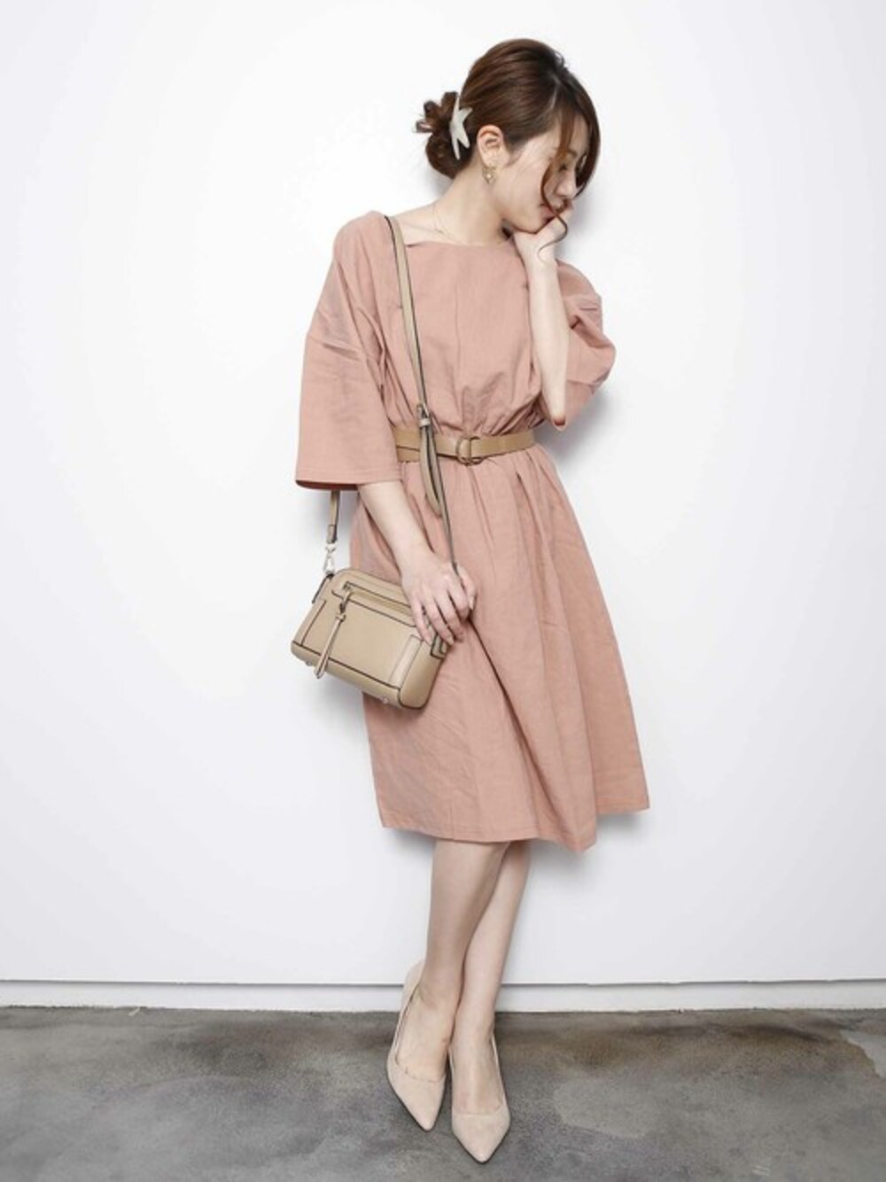 「ワンピース、ベージュ、大人カジュアル、きれいめカジュアル、春コーデ、太ベルト、大人かわいい、プレクロ」｜「PLAIN CLOTHINGのウェストリボンワンピース【PLAIN CLOTHING】（ワンピース、ピンク系）」を使った、chikaさん（レディース・153cm）の春コーディネートの1枚目の写真