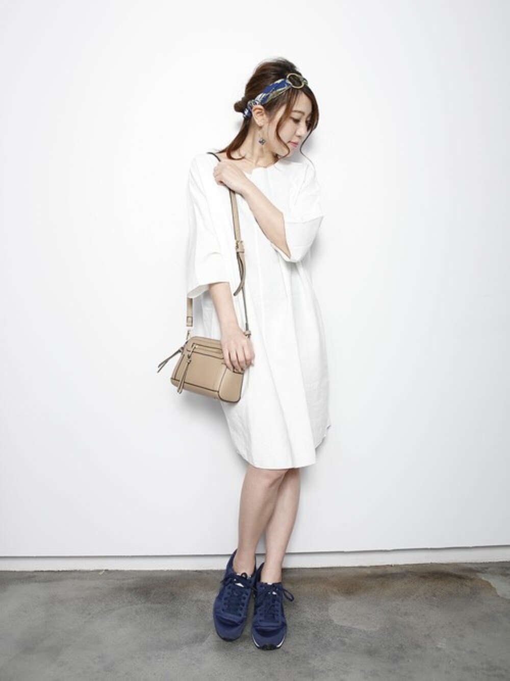 「スニーカー、ワンピース、ショルダーバッグ、大人カジュアル、スポーツミックス、大人可愛い、プレクロ、へバンド」｜「PLAIN CLOTHINGのショルダーミニバッグ【PLAIN CLOTHING】（ショルダーバッグ、ベージュ系）」を使った、chikaさん（レディース・153cm）の春コーディネートの1枚目の写真