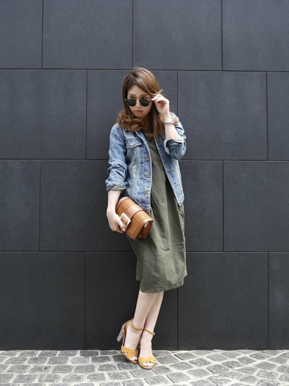 「夏、デニムジャケット、サングラス、plainclothing、大人カジュアル、サンダル、夏コーデ、オトナカジュアル、プレクロ」｜「PLAIN CLOTHINGのリブニットワンピース【PLAIN CLOTHING】　（ワンピース、グリーン系）」を使った、chikaさん（レディース・153cm）の夏コーディネートの1枚目の写真