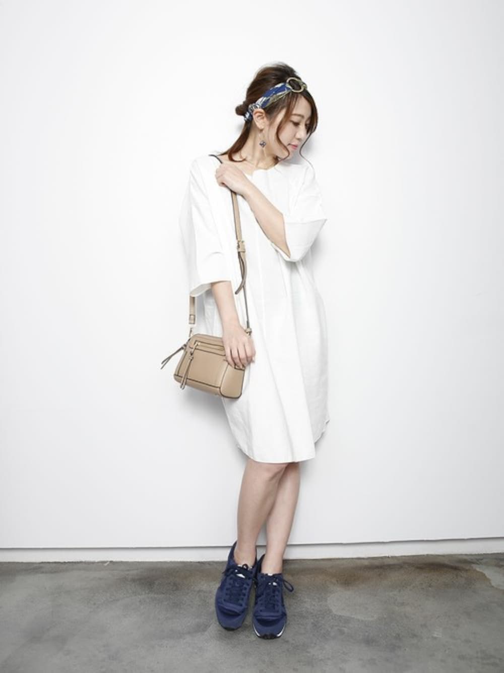 「スニーカー、カジュアル、夏、ヘアバンド、plainclothing、大人カジュアル、ラフ、雨の日コーデ、オトナカジュアル、プレクロ」｜「PLAIN CLOTHINGのウェストベルトミニワンピース【PLAIN CLOTHING】（ワンピース、ホワイト系）」を使った、chikaさん（レディース・153cm）の夏コーディネートの1枚目の写真