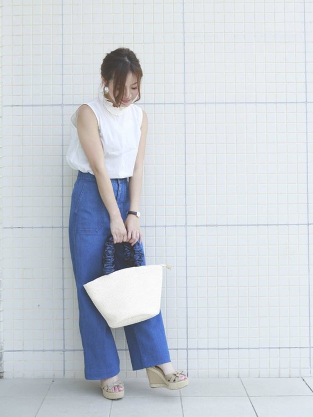 「デニム、夏、ピアス、サンダル、かごバッグ、夏コーデ、plain clothing、プレクロ」｜「PLAIN CLOTHINGのサテンハンドルかごバッグ【PLAIN CLOTHING】（かごバッグ、ホワイト系）」を使った、chikaさん（レディース・153cm）の夏コーディネートの1枚目の写真