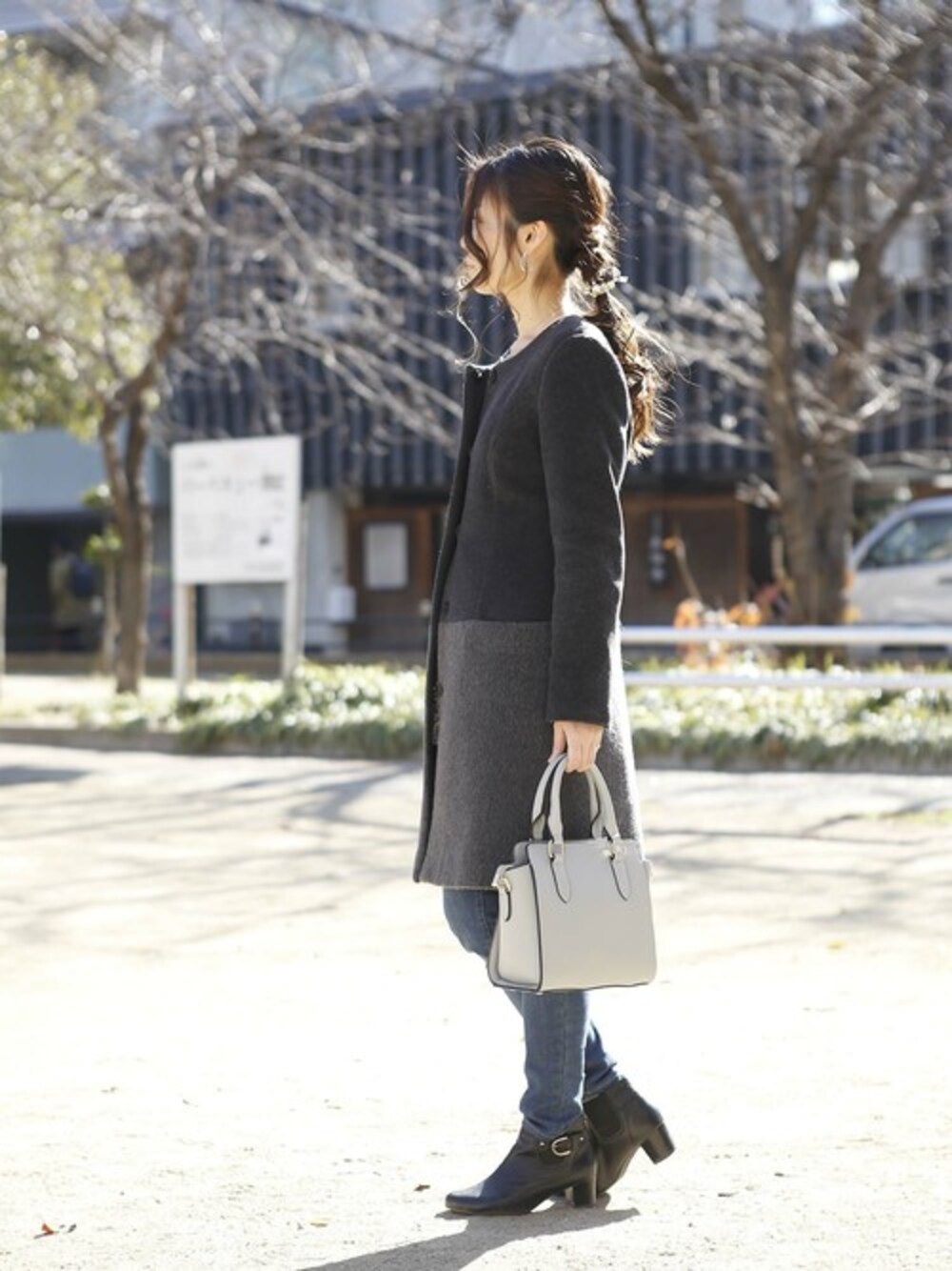 「コート、デニム、ブーツ、グレー、冬コーデ、plainclothing、プレクロ」｜「PLAIN CLOTHINGのモダンミニショルダーバッグ【PLAIN CLOTHING】（ショルダーバッグ、グレー系）」を使った、chikaさん（レディース・153cm）の冬コーディネートの1枚目の写真