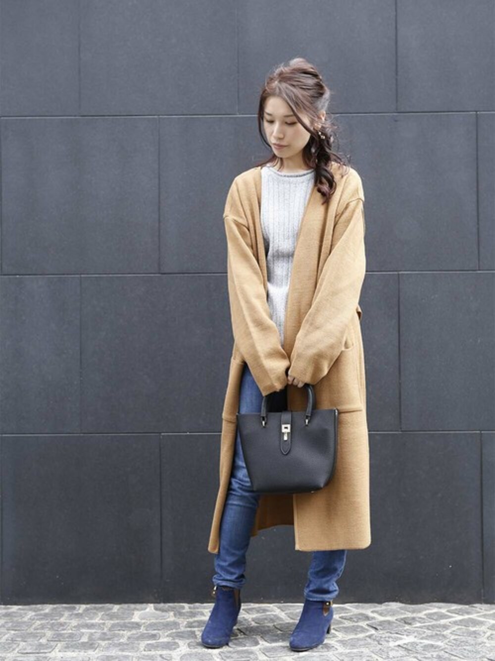 「コート、ブーツ、冬コーデ、plainclothing、大人カジュアル、オトナカジュアル、プレクロ」｜「PLAIN CLOTHINGの【再入荷】メタルベルトミドルトートバッグ/ショルダーバッグ【PLAIN CLOTHING】（トートバッグ、ブラック系）」を使った、chikaさん（レディース・153cm）の冬コーディネートの1枚目の写真