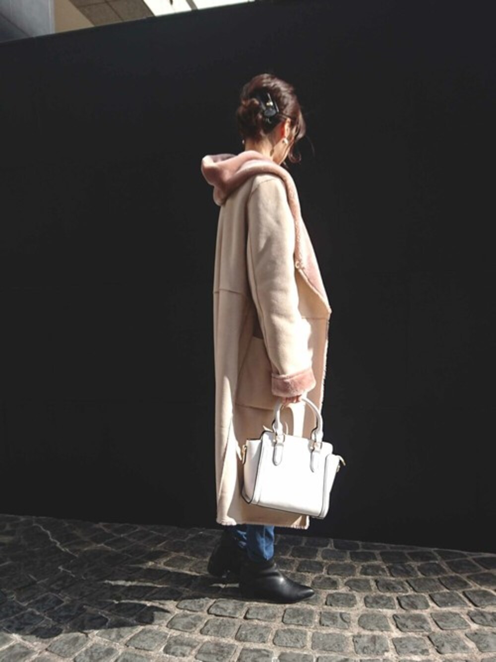 「ベージュ、冬コーデ、plainclothing、大人カジュアル、アップスタイル、オトナカジュアル、プレクロ」｜「PLAIN CLOTHINGのミドルハンドバッグ/ショルダーバッグ【PLAIN CLOTHING】（ショルダーバッグ、ホワイト系）」を使った、chikaさん（レディース・153cm）の冬コーディネートの1枚目の写真