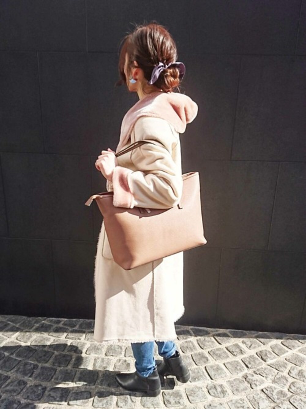 「冬コーデ、plainclothing、大人カジュアル、オトナカジュアル、モコモコアウター、プレクロ」｜「PLAIN CLOTHINGのベーシックトートバッグ【PLAIN CLOTHING】（トートバッグ、ピンク系）」を使った、chikaさん（レディース・153cm）の冬コーディネートの1枚目の写真