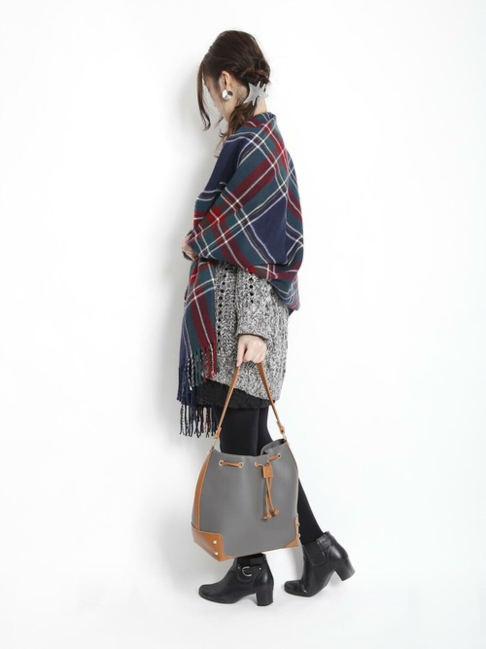 「グレー、チェックストール、冬コーデ、plainclothing、大人カジュアル、星、オトナカジュアル、欲しい、プレクロ」｜「PLAIN CLOTHINGのスターラメクリップ【PLAIN CLOTHING】（バレッタ/ヘアクリップ、シルバー系）」を使った、chikaさん（レディース・153cm）の冬コーディネートの1枚目の写真