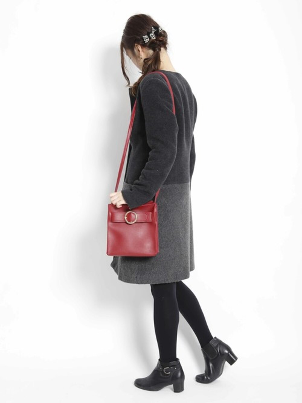 「冬コーデ、plainclothing、大人カジュアル、ポニーテール、きれいめカジュアル、オトナカジュアル、プレクロ」｜「PLAIN CLOTHINGのサークルベルトショルダーバッグ【PLAIN CLOTHING】（ショルダーバッグ、レッド系）」を使った、chikaさん（レディース・153cm）の冬コーディネートの1枚目の写真