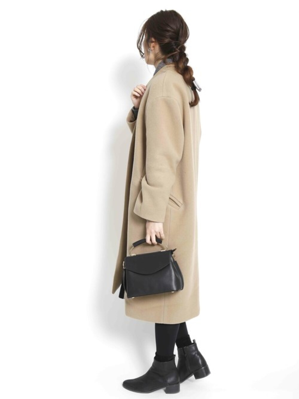 「コート、ブーツ、冬コーデ、plainclothing、大人カジュアル、ヘアアレンジ、きれいめカジュアル、オトナカジュアル、プレクロ」｜「PLAIN CLOTHINGのクラシックモダン2wayバッグ【PLAIN CLOTHING】（ショルダーバッグ、ブラック系）」を使った、chikaさん（レディース・153cm）の冬コーディネートの1枚目の写真