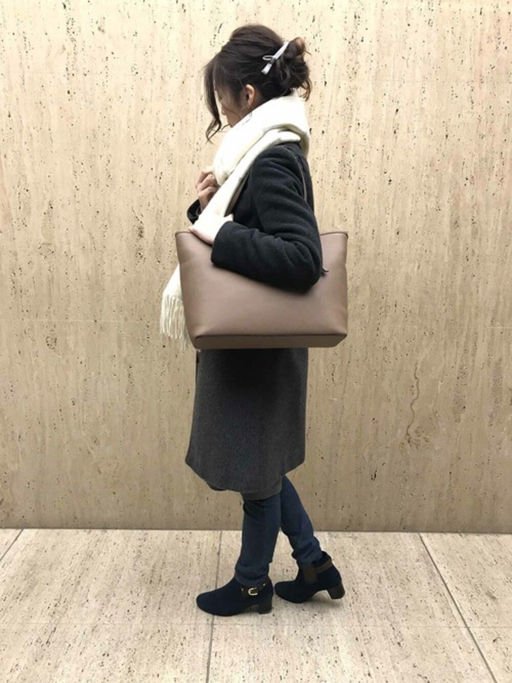 「コート、トートバッグ、ストール、plainclothing、大人カジュアル、大人コーデ、きれいめカジュアル、大人かわいい、プレクロ」｜「PLAIN CLOTHINGのベーシックトートバッグ【PLAIN CLOTHING】（トートバッグ、ピンク系）」を使った、chikaさん（レディース・153cm）の冬コーディネートの1枚目の写真