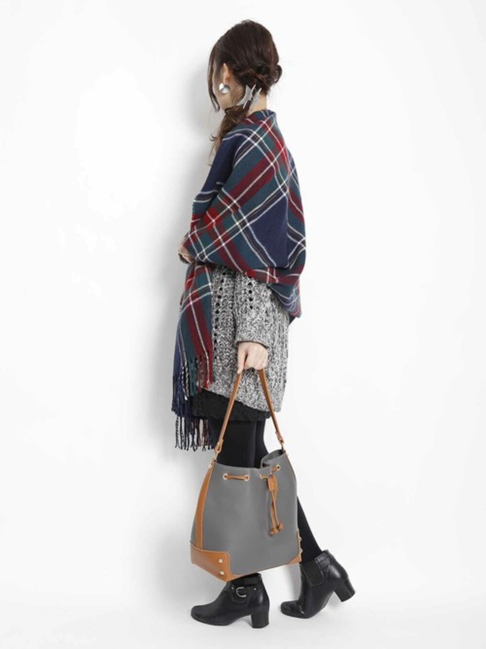 「チェック、ブーツ、ストール、グレー、plainclothing、大人カジュアル、オトナカジュアル、プレクロ」｜「PLAIN CLOTHINGのポーチ付き巾着2wayショルダーバッグ【PLAIN CLOTHING】（ショルダーバッグ、グレー系）」を使った、chikaさん（レディース・153cm）の冬コーディネートの1枚目の写真