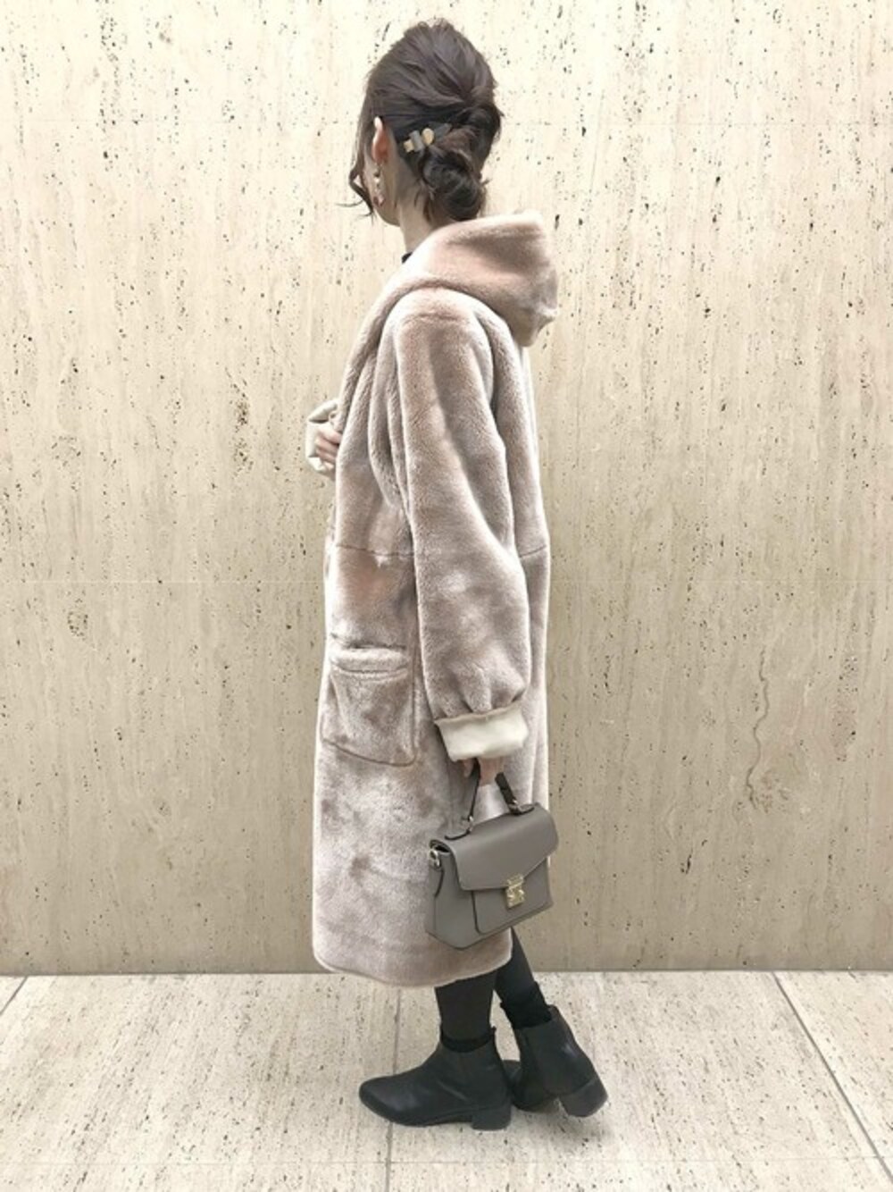 「コート、冬コーデ、plainclothing、大人カジュアル、きれいめカジュアル、アップスタイル、オトナカジュアル、プレクロ」｜「PLAIN CLOTHINGのクラシック2wayハンドバッグ【PLAIN CLOTHING】（ショルダーバッグ、グレー系）」を使った、chikaさん（レディース・153cm）の冬コーディネートの1枚目の写真
