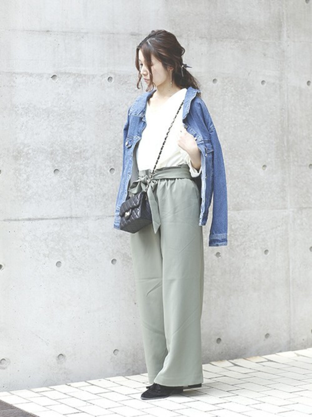 「デニム、デニムジャケット、ショルダーバッグ、plainclothing、大人カジュアル、カーキ、ワイドパンツ、春コーデ、オトナカジュアル、プレクロ」｜「PLAIN CLOTHINGの【再入荷】ダイヤ柄ステッチチェーンミニバッグ【PLAIN CLOTHING】（ショルダーバッグ、ブラック系）」を使った、chikaさん（レディース・153cm）の春コーディネートの1枚目の写真