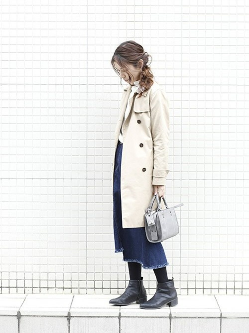 「デニム、ブーツ、トレンチコート、plainclothing、大人カジュアル、きれいめカジュアル、春コーデ、プレクロ」｜「PLAIN CLOTHINGのチャーム付きスクエアミニ2wayバッグ【PLAIN CLOTHING】（ショルダーバッグ、グレー系）」を使った、chikaさん（レディース・161cm）の春コーディネートの1枚目の写真
