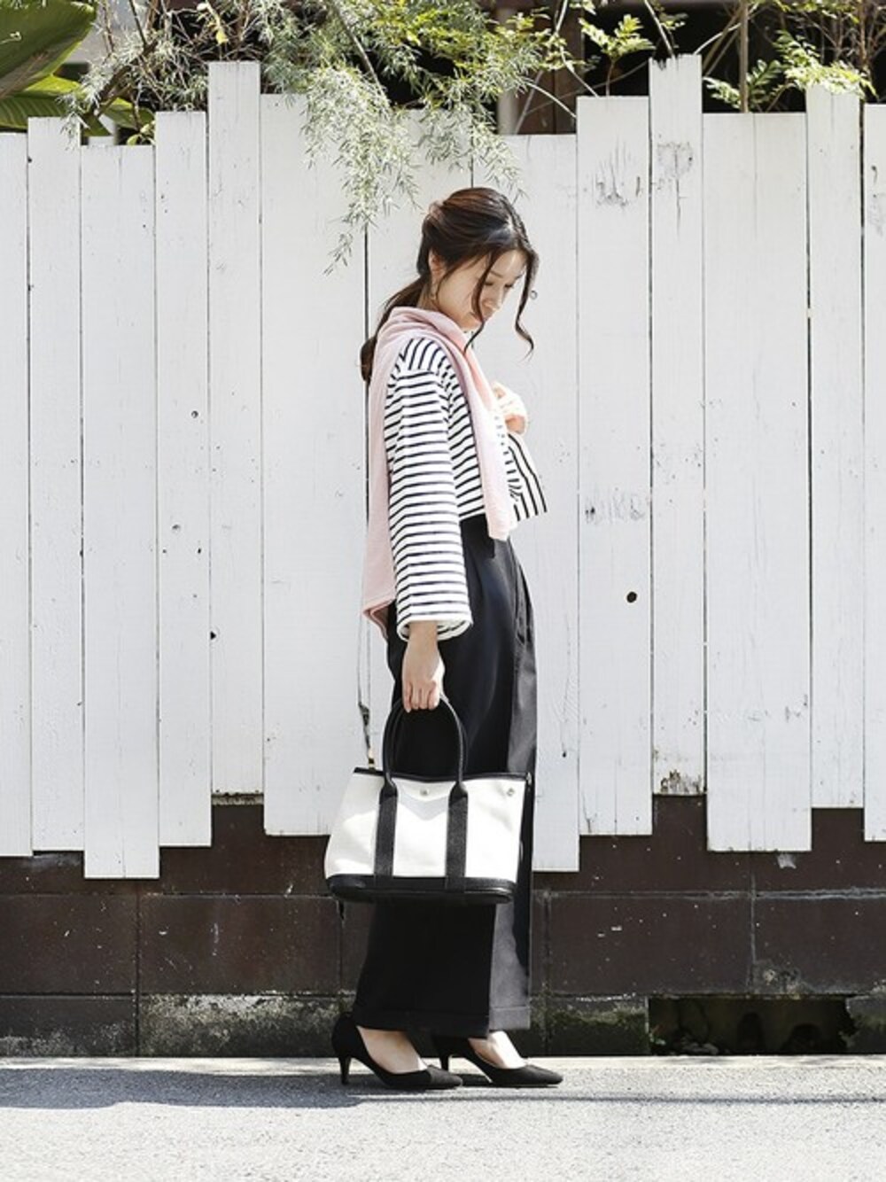 「ボーダー、ピンク、plainclothing、大人カジュアル、ワイドパンツ、きれいめカジュアル、春、春コーデ、オトナカジュアル、プレクロ」｜「PLAIN CLOTHINGの【2017秋冬新色登場】キャンバス×Fレザートート【PLAIN CLOTHING】（トートバッグ、ブラック系）」を使った、chikaさん（レディース・153cm）の春コーディネートの1枚目の写真