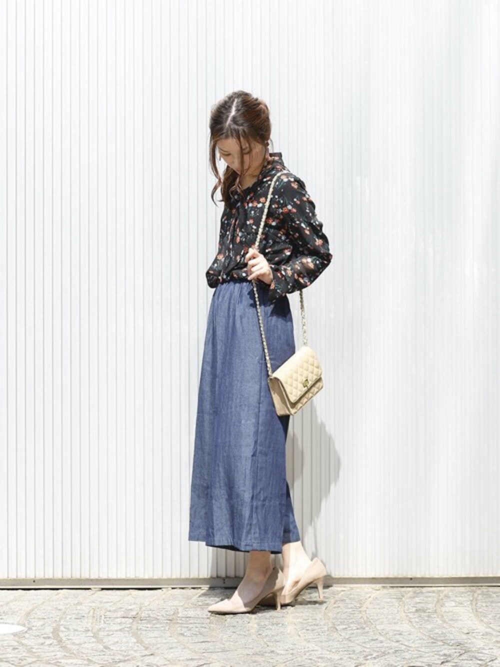 「デニム、ブラウス、フレアスカート、花柄、plainclothing、大人カジュアル、きれいめカジュアル、春コーデ、オトナカジュアル、プレクロ」｜「PLAIN CLOTHINGのダイヤ柄ステッチショルダーバッグ/ポシェット【PLAIN CLOTHING】（ショルダーバッグ、ベージュ系）」を使った、chikaさん（レディース・153cm）の春コーディネートの1枚目の写真