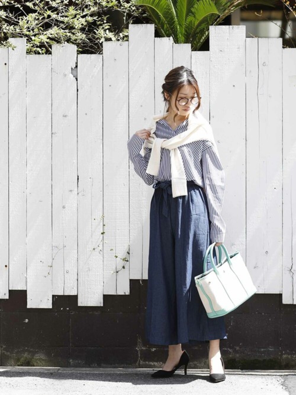 「ブラウス、トートバッグ、ストライプ、plainclothing、大人カジュアル、ワイドパンツ、春コーデ、オトナカジュアル、プレクロ」｜「PLAIN CLOTHINGの【2017秋冬新色登場】キャンバス×Fレザートート【PLAIN CLOTHING】（トートバッグ、グリーン系）」を使った、chikaさん（レディース・153cm）の春コーディネートの1枚目の写真