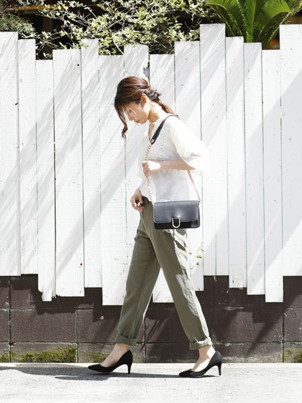 「ブラウス、パンプス、plainclothing、大人カジュアル、カーキ、きれいめカジュアル、春、春コーデ、オトナカジュアル、プレクロ」｜「PLAIN CLOTHINGのフラップスクエアチェーンバッグ【PLAIN CLOTHING】（ショルダーバッグ、ブラック系）」を使った、chikaさん（レディース・153cm）の春コーディネートの1枚目の写真