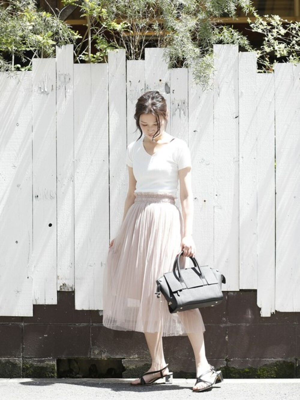 「フレアスカート、大人カジュアル、サンダル、春、春コーデ、オトナカジュアル、plain clothing、プレクロ」｜「PLAIN CLOTHINGの【ZOZOTOWN人気ランキング 1位獲得】シーズンレス2WAYフラップハンドバッグ/ショルダーバッグ（ショルダーバッグ、グレー系）」を使った、chikaさん（レディース・161cm）の春コーディネートの1枚目の写真