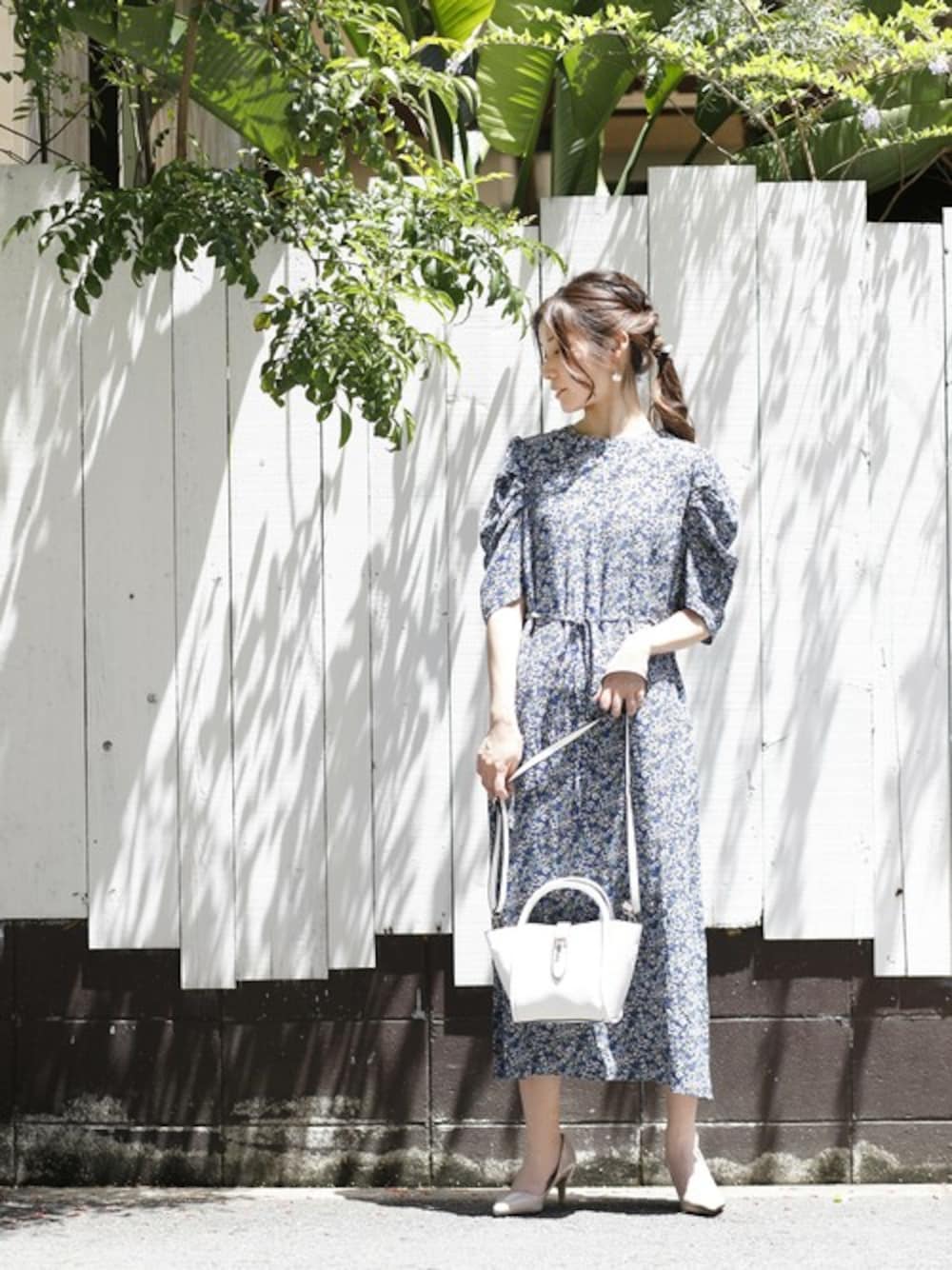 「ワンピース、パンプス、ショルダーバッグ、花柄、plainclothing、大人カジュアル、夏コーデ、大人ガーリー、オトナ女子、プレクロ」｜「PLAIN CLOTHINGの人気パンプスが更に進化★ZOZOパンプス販売ランキング月間1位獲得★ 足にフィットする低反発インソールで疲れを軽減/美しい立ち姿をキープする7㎝ヒール美脚ポインテッドトゥ/ベーシックパンプス（パンプス、ベージュ系）」を使った、chikaさん（レディース・161cm）の春コーディネートの1枚目の写真