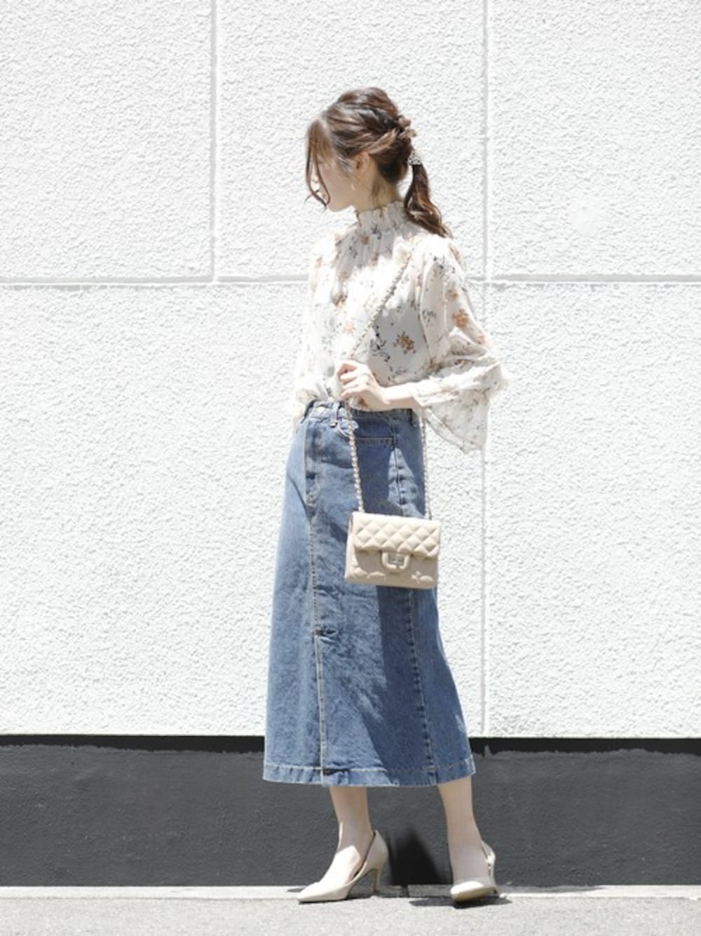 ベージュ系のパンプス、ベージュ系のショルダーバッグを着用したレディースの夏コーディネートの1枚目の写真