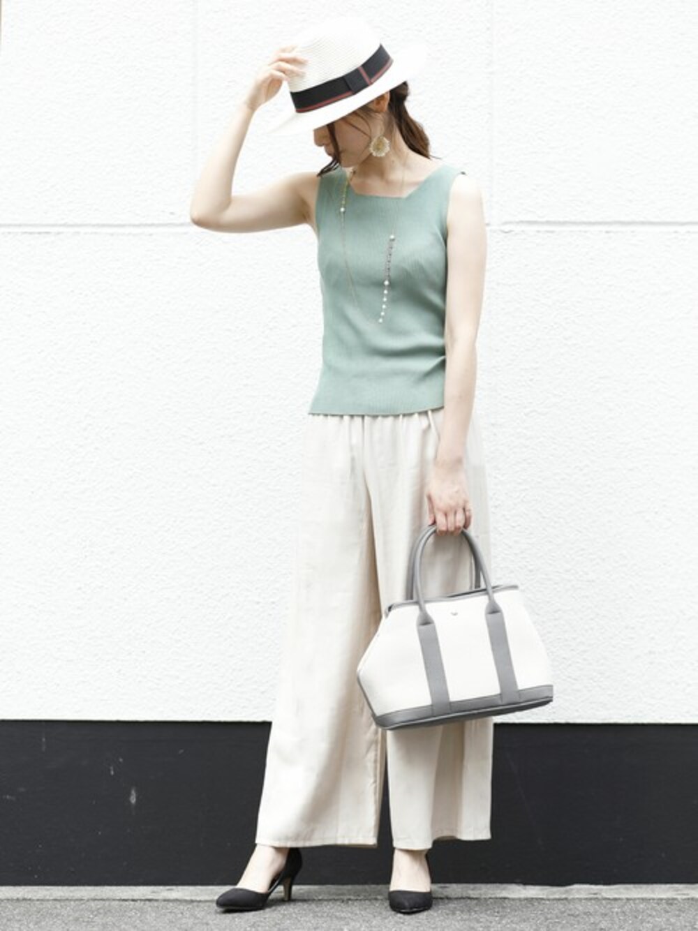 「ハット、plainclothing、ワイドパンツ、夏コーデ、ノースリーブ、オトナカジュアル、プレクロ」｜「PLAIN CLOTHINGの【累計販売数16,000点突破】春夏キャンバス×カラーレザーポーチ付き2WAYトート/ショルダーバッグ（トートバッグ、グレー系）」を使った、chikaさん（レディース・161cm）の夏コーディネートの1枚目の写真