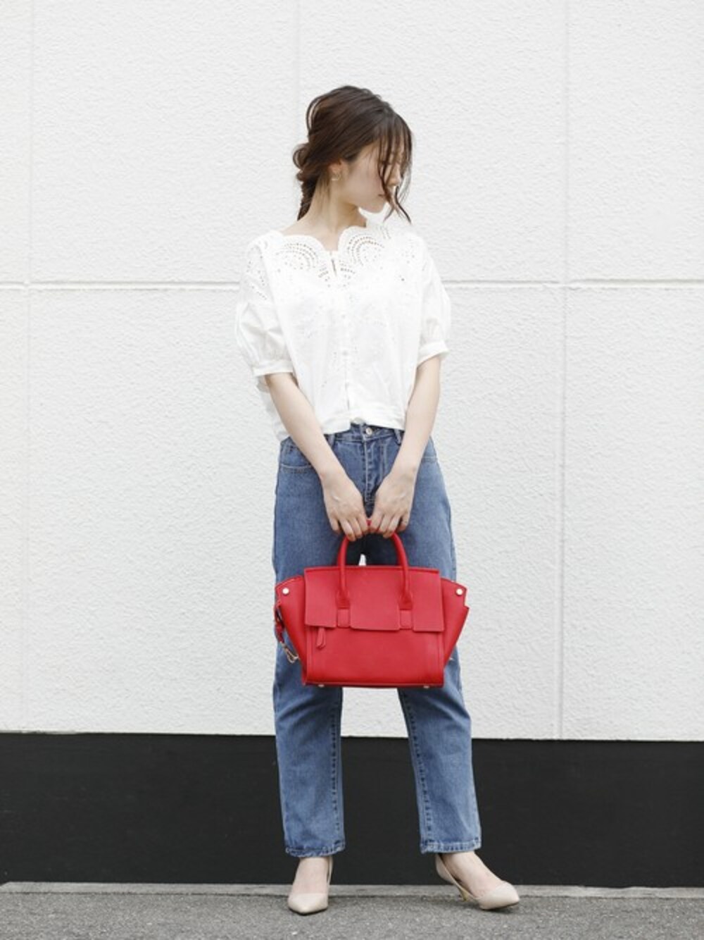 「デニム、パンプス、plainclothing、プチプラ、女子会、シャツスタイル、夏コーデ、ママファッション、プレクロ」｜「PLAIN CLOTHINGの1500円ポッキリ！！★ZOZOパンプス販売ランキング1位獲得★ クッション性のあるインソール、機能性に優れた美脚シルエットが最上級の履き心地を実現したポインテッドトゥヒールパンプス（パンプス、ホワイト系）」を使った、chikaさん（レディース・161cm）の夏コーディネートの1枚目の写真