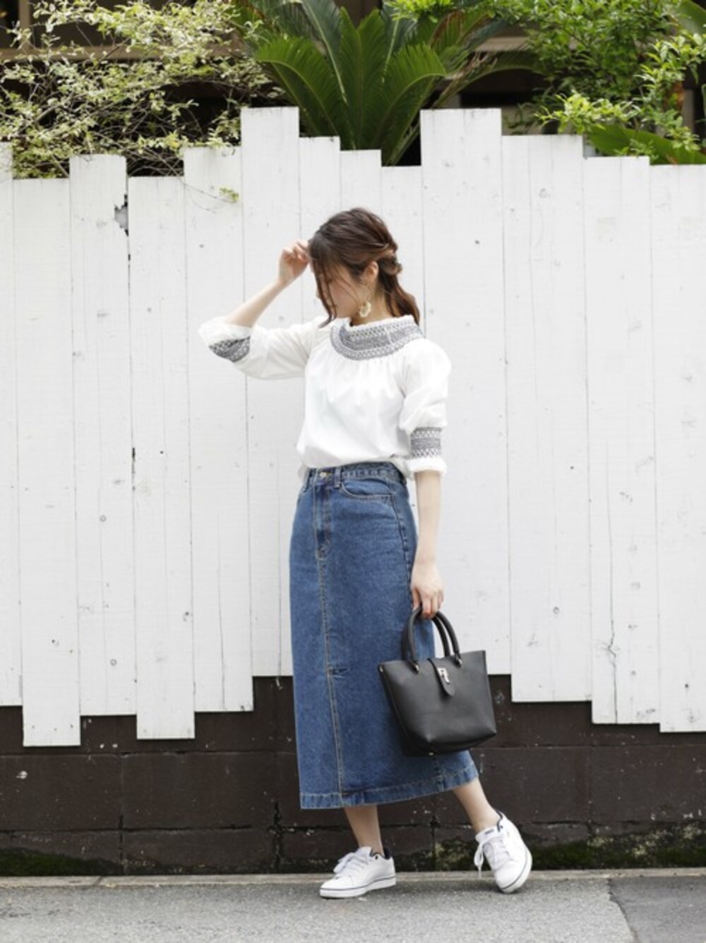 「スニーカー、デニム、大人カジュアル、プチプラ、夏コーデ、ママコーデ、plain clothing、プレクロ」｜「PLAIN CLOTHINGの夏セール☆バッグ祭り！！【再入荷】ポーチ付き2WAYフロントベルトミニトート/ポシェット（トートバッグ、ブラック系）」を使った、chikaさん（レディース・161cm）の夏コーディネートの1枚目の写真