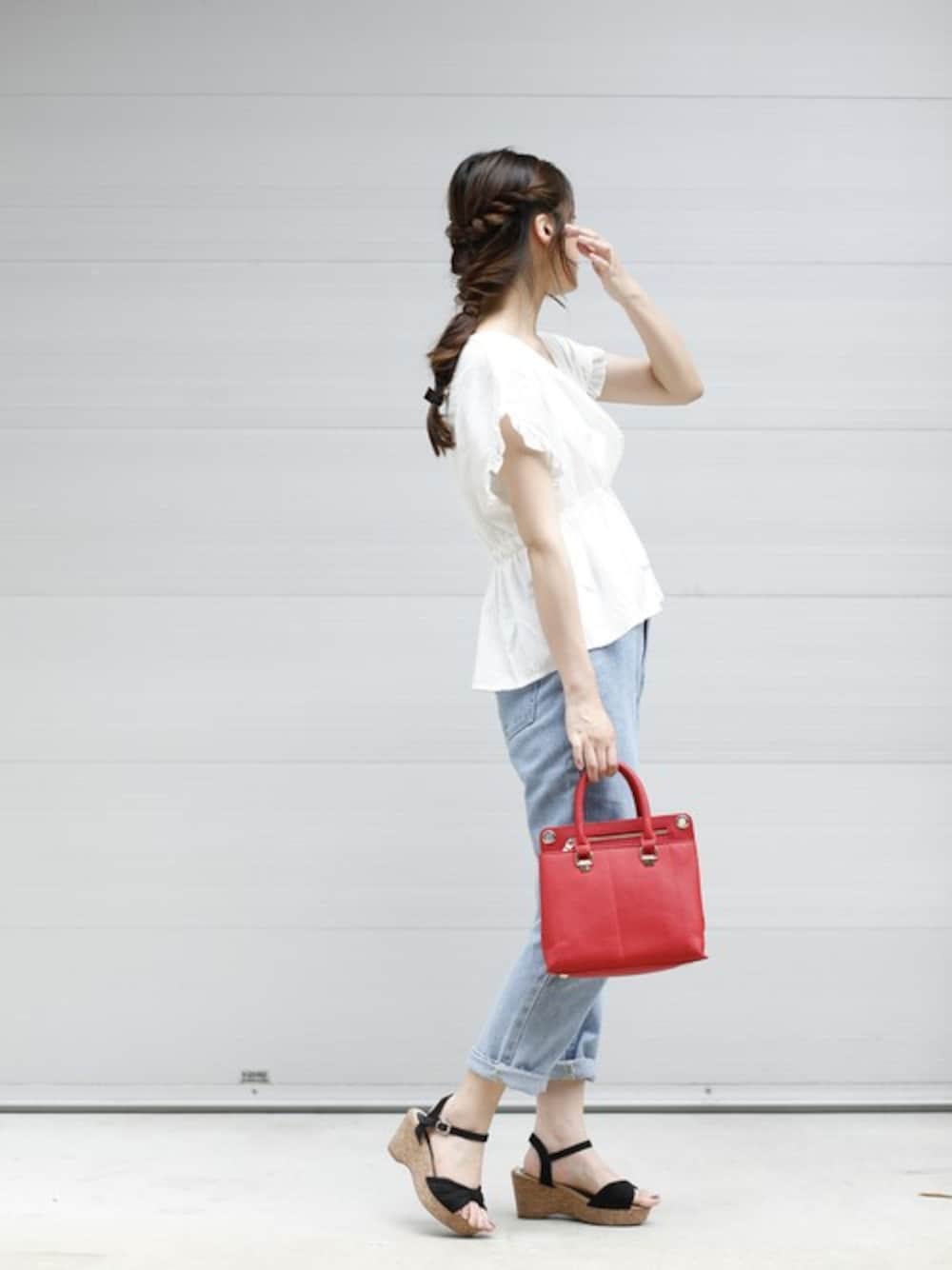 「plainclothing、大人カジュアル、プチプラ、夏コーデ、スカラップ、ママコーデ、プレクロ」｜「SY3の【コットン100％】ストライプ×フリルペプラムブラウス（シャツ/ブラウス、ホワイト系）」を使った、chikaさん（レディース・161cm）の夏コーディネートの1枚目の写真