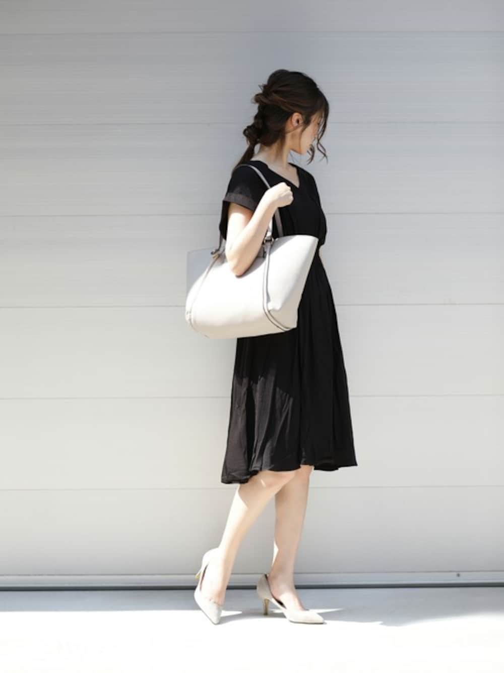 「PLAIN CLOTHINGの【A4サイズ対応】ポーチ付きバイカラー2WAYトートバッグ（トートバッグ、グレー系）」を使った、chikaさん（レディース・161cm）の夏コーディネートの1枚目の写真
