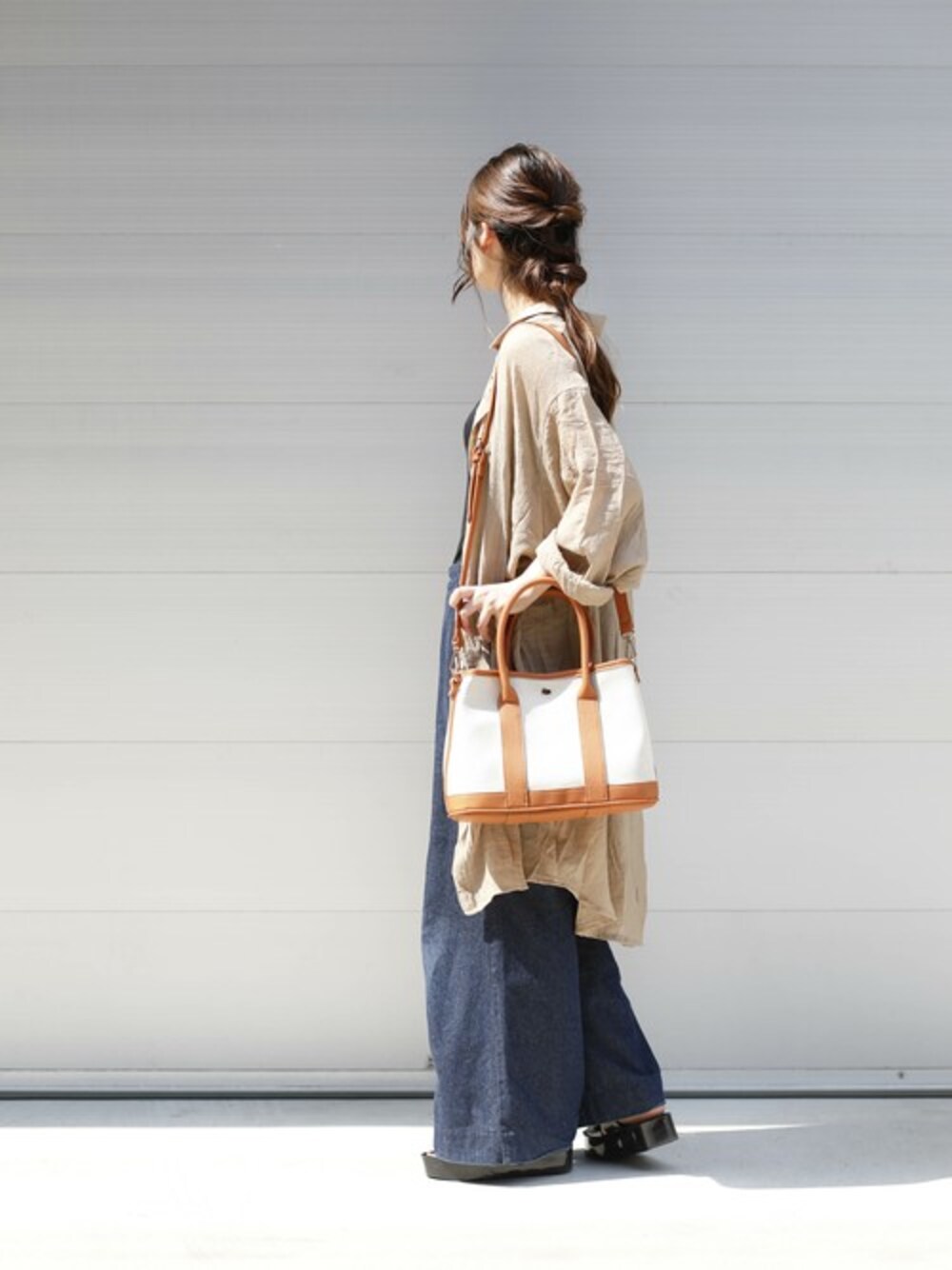 「デニム、plainclothing、大人カジュアル、ワイドパンツ、夏コーデ、キャンバスバッグ、オトナカジュアル、プレクロ」｜「PLAIN CLOTHINGの夏セール☆バッグ祭り！！【累計販売数16,900点突破】春夏キャンバス×カラーレザーポーチ付き2WAYトート/ショルダーバッグ（トートバッグ、ブラウン系）」を使った、chikaさん（レディース・161cm）の夏コーディネートの1枚目の写真