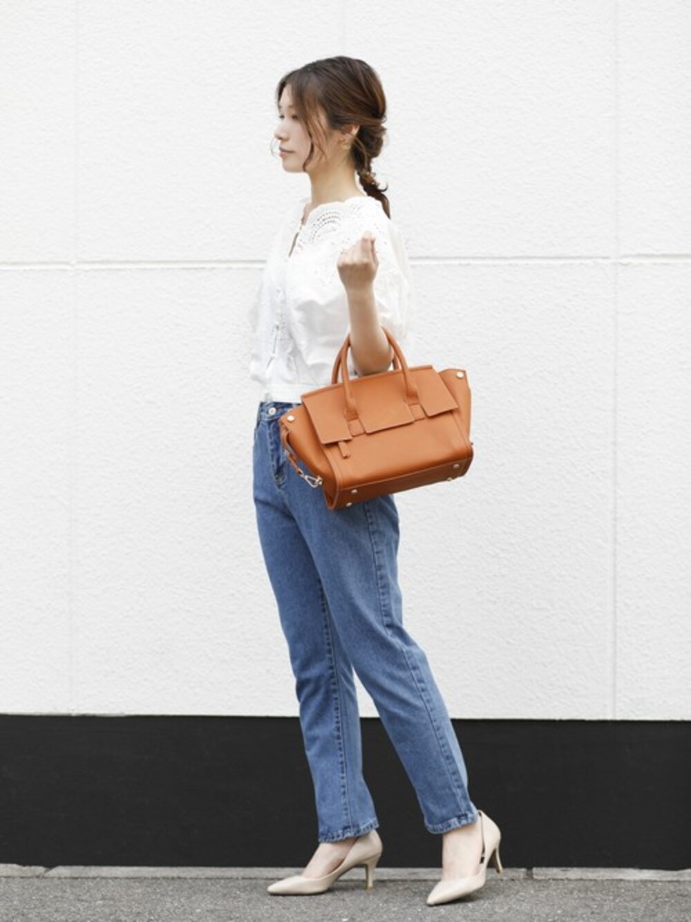 「ブラウス、plainclothing、大人カジュアル、デニムパンツ、プチプラ、夏コーデ、ママコーデ、プレクロ」｜「PLAIN CLOTHINGの【夏セール☆バッグ祭り】A5サイズ対応！デザインフラップ2wayハンドバッグ（ショルダーバッグ、イエロー系）」を使った、chikaさん（レディース・161cm）の夏コーディネートの1枚目の写真