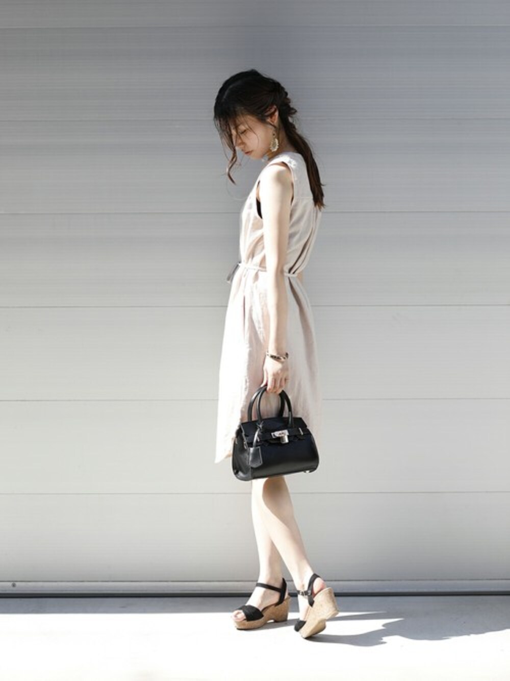 「ワンピース、plainclothing、大人カジュアル、プチプラ、ウェッジソール、夏コーデ、ママコーデ、プレクロ」｜「PLAIN CLOTHINGのフロントベルト南京錠ボストンミニハンド/ショルダーバッグ（ショルダーバッグ、ブラック系）」を使った、chikaさん（レディース・161cm）の夏コーディネートの1枚目の写真