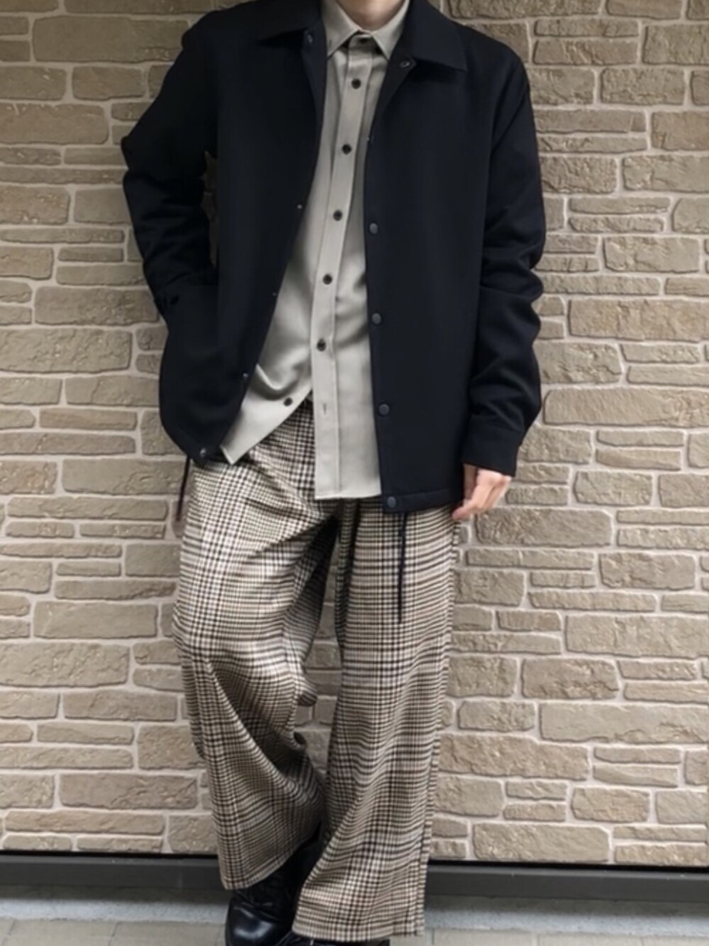 「おしゃれさんと繋がりたい、シンプルコーデ、カジュアルコーデ、オトナカジュアル、オーバーサイズ、ブラック、ベージュ、低身長、いいね、save、フォローお願いします🤑、Tシャツ」｜「MONO-MARTのT/R アーバンミリタリー コーチジャケット (MONO-MART)（ブルゾン、ブラック系）」を使った、ニタマサさん（メンズ・164cm）の春コーディネートの1枚目の写真