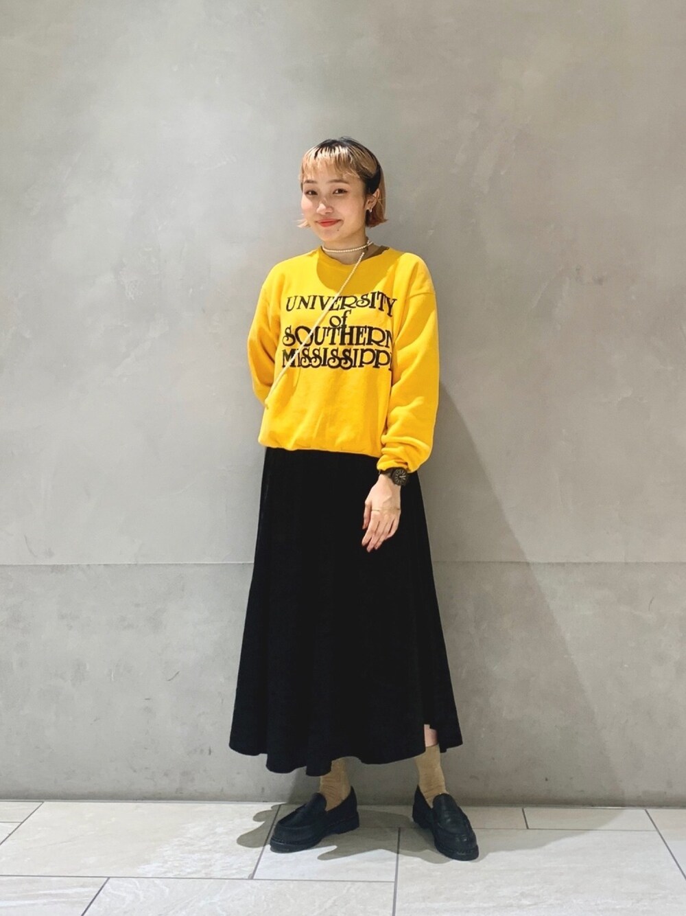「古着、パラブーツ、BEAMS BOY」｜「古着のアイテム（スウェット、イエロー系）」を使った、くずおかさん（レディース・160cm）の夏コーディネートの1枚目の写真