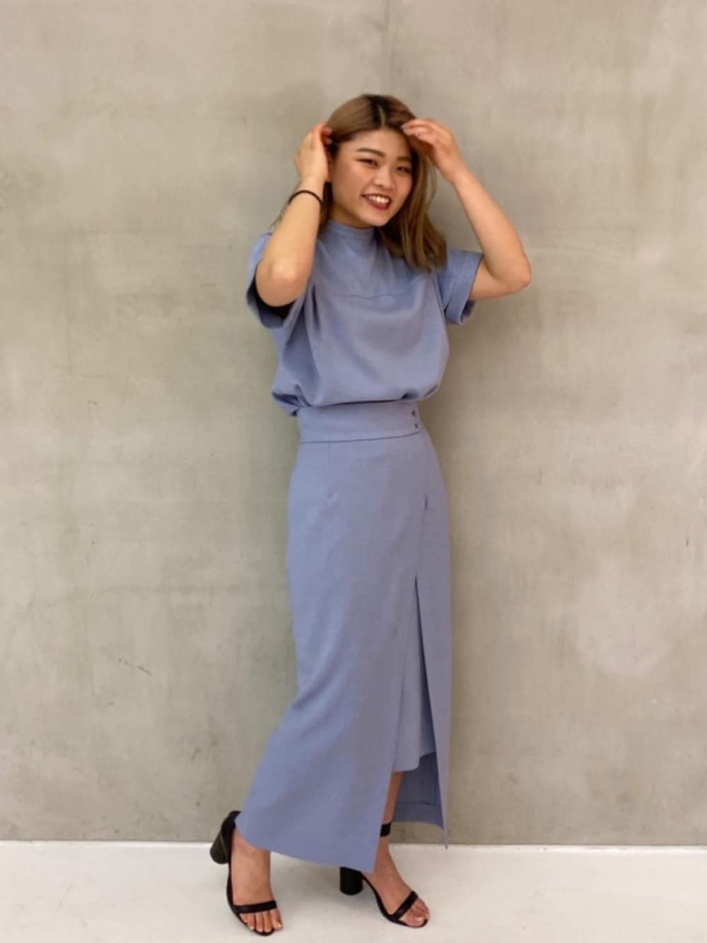 「セットアップ、シンプルコーデ、春コーデ、春夏コーデ、低身長、大人ガーリー、オトナカジュアル、洗える、はるコーデ、リネンライク」｜「STUDIOUSの【STUDIOUS】ハイツイスト2WAYキーネックブラウス（シャツ/ブラウス、ブルー系）」を使った、結女さん（レディース・157cm）の春コーディネートの1枚目の写真