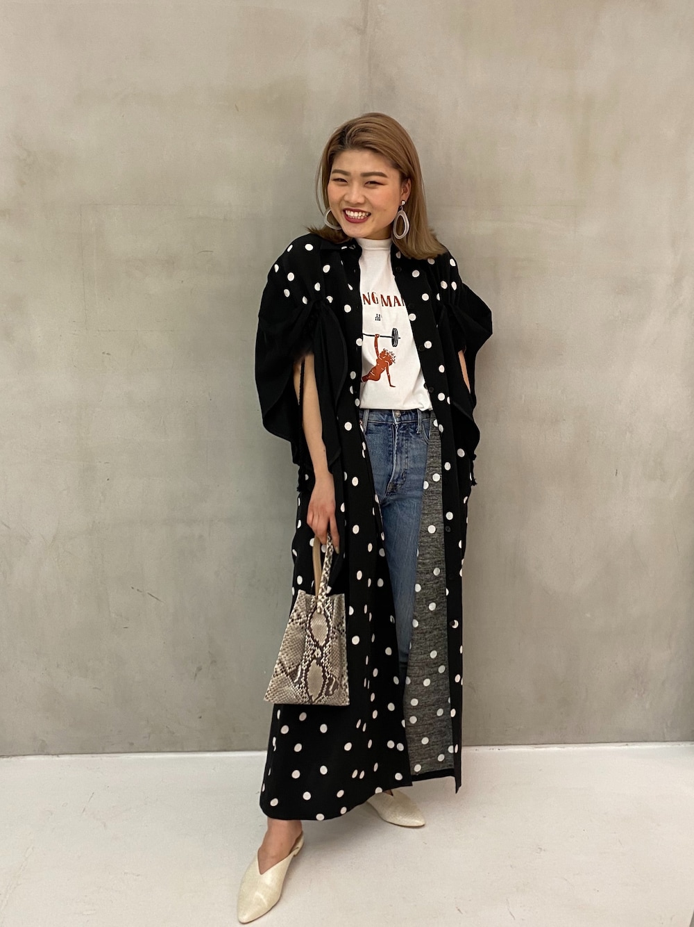 「デニム、モノトーン、シャツワンピ、春コーデ、羽織り、春夏コーデ、低身長、オトナカジュアル、お洒落さんとつながりたい、ボリューム袖」｜「MAISON EUREKAの【MAISON EUREKA(メゾンエウレカ)】STRONG MAMA/プリントTシャツ（Tシャツ/カットソー、ホワイト系）」を使った、結女さん（レディース・157cm）の春コーディネートの1枚目の写真