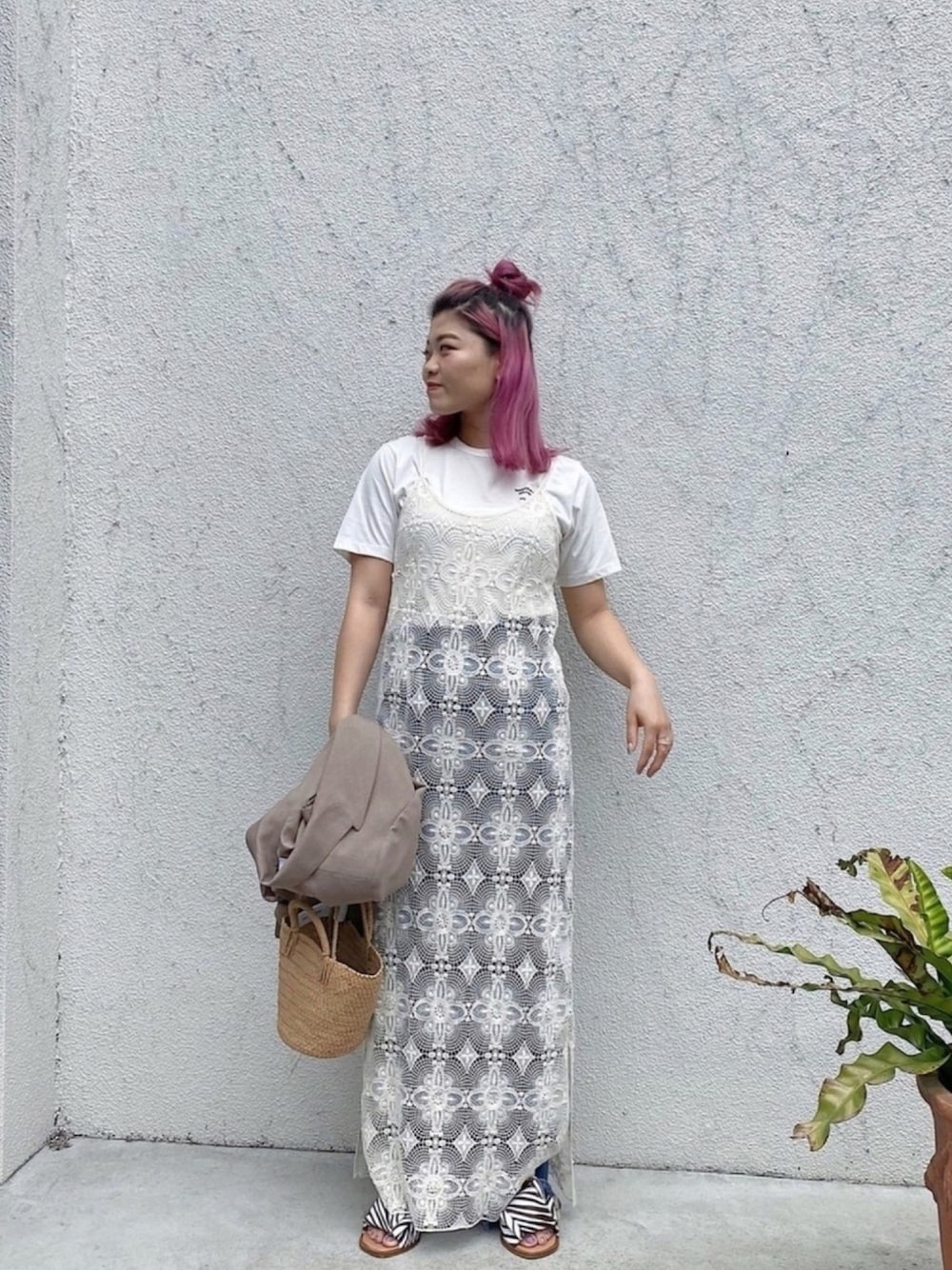 「ワンピース、アニマル、レイヤードスタイル、休日スタイル、パンツスタイル、春夏コーデ、白Tシャツ、ゼブラ柄、オトナカジュアル、お洒落さんとつながりたい」｜「beautiful peopleの【beauiful people(ビューティフルピープル)】《STUDIOUS別注》フロッキーロゴTシャツ（Tシャツ/カットソー、ホワイト系）」を使った、結女さん（レディース・157cm）の春コーディネートの1枚目の写真