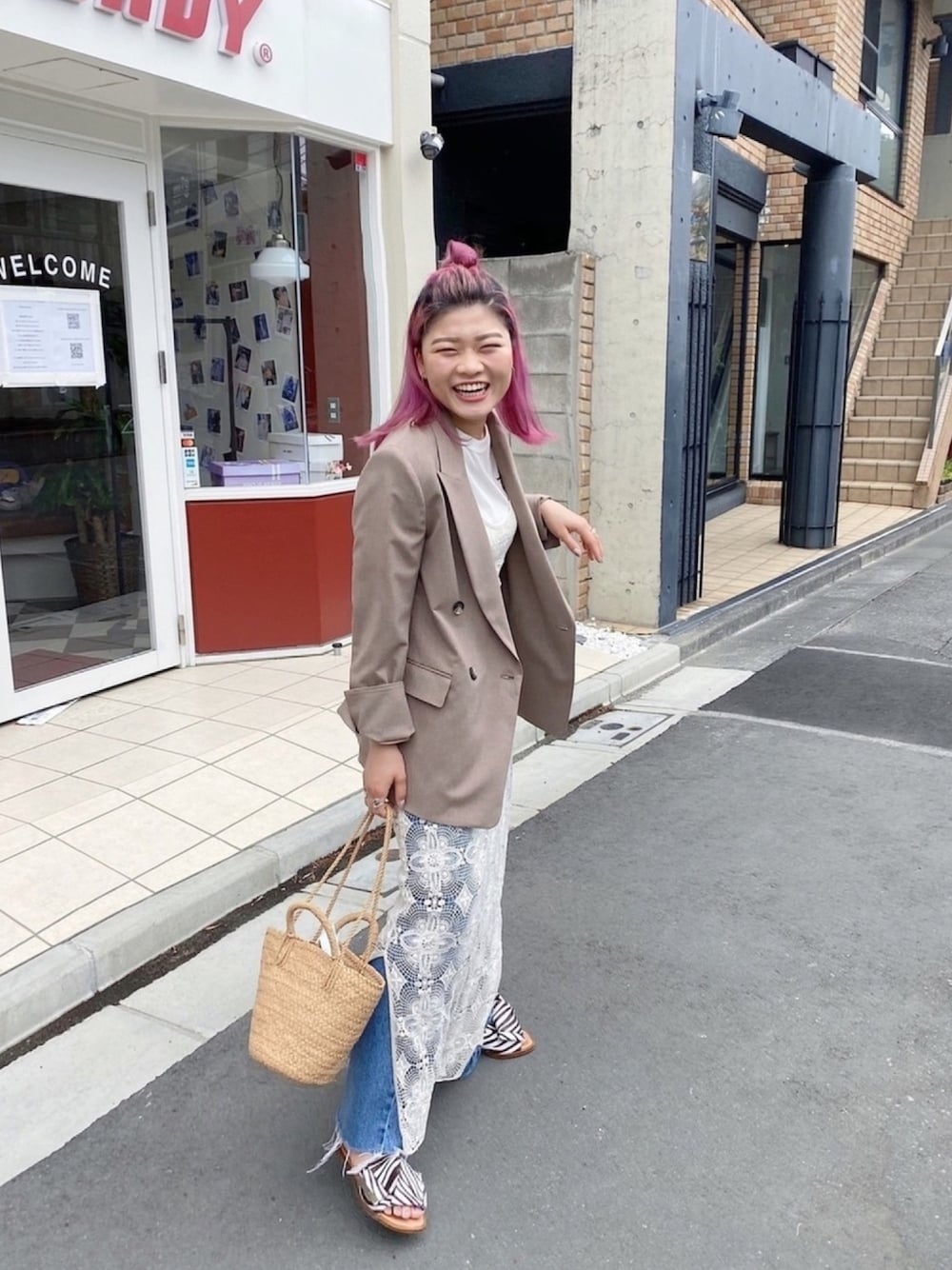 「ジャケット、ベージュ、ナチュラル、レイヤードスタイル、休日スタイル、デニムパンツ、パンツスタイル、春夏コーデ、オトナカジュアル、おしゃれさんと繋がりたい」｜「STUDIOUSの【STUDIOUS】　ハイストレッチダブルブレストジャケット／セットアップ対応（テーラードジャケット、ブラウン系）」を使った、結女さん（レディース・157cm）の春コーディネートの1枚目の写真