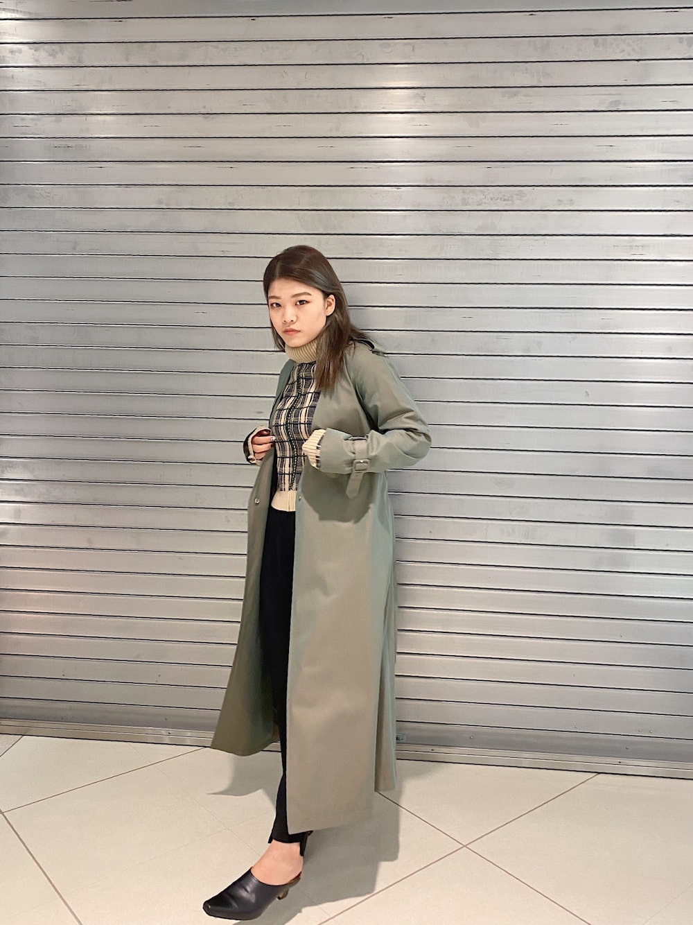 「ニット、トレンチコート、秋のコーデ、ノーカラー、レイヤードスタイル、キレイめ、秋服、低身長、着回しコーデ、秋アウター」｜「Dessin de Modeのアイテム（トレンチコート、グリーン系）」を使った、結女さん（レディース・157cm）の秋コーディネートの1枚目の写真