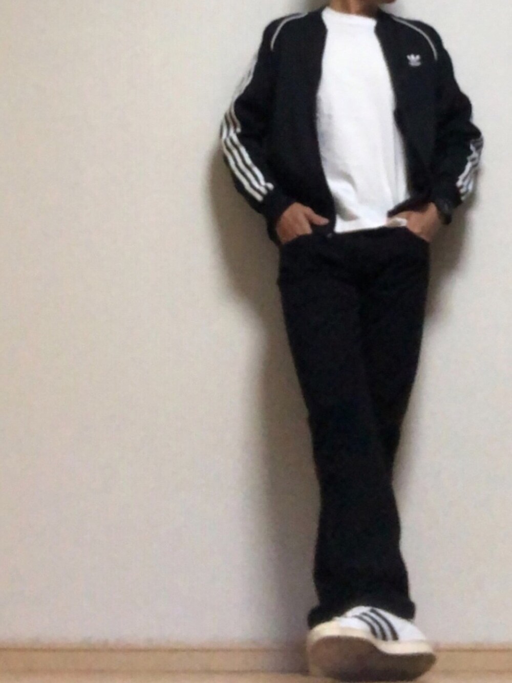 「adidasフェス2021、シンプル、カジュアル、スポーツミックス、adidas」｜「HANESの【HANES/ヘインズ】BEFFY LONGSLEEVE TEE/ビーフィー/ロンT/無地/ユニセックス（Tシャツ/カットソー、ホワイト系）」を使った、taka4さん（メンズ・183cm）の春コーディネートの1枚目の写真
