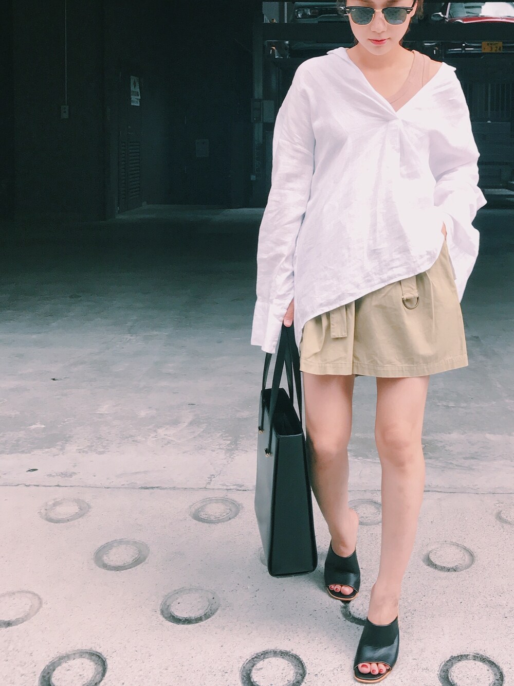 「パンツスタイル、大人カジュアル、きれいめカジュアル、シャツ、URBAN BOBBY、urbanbobby」｜「Steven Alanの＜Steven Alan＞COTTON TWILL SHORTS/ｼｮｰﾂﾊﾟﾝﾂ（その他パンツ、グリーン系）」を使った、伊地知朋子さん（レディース・153cm）の夏コーディネートの1枚目の写真