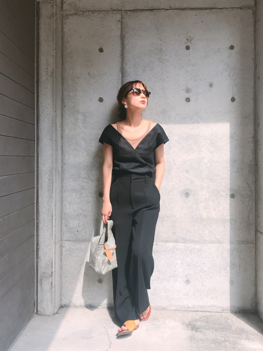 「大人カジュアル、シンプル、大人コーデ、黒、ワイドパンツ、urbanbobby、URBAN BOBBY、レザーバッグ」｜「NANO universeのリネンVネックブラウス（シャツ/ブラウス、ブラック系）」を使った、伊地知朋子さん（レディース・153cm）の夏コーディネートの1枚目の写真