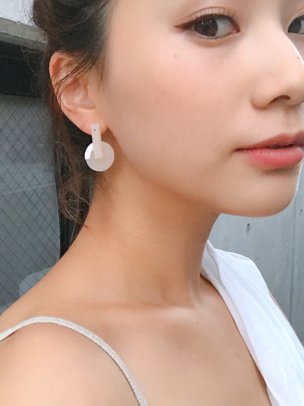 「アクセサリー、ピアス、highlow、キレイめ、大人カジュアル」｜「Ray BEAMSのHighlow Jewelry / Study ピアス（ピアス（両耳用）、ホワイト系）」を使った、伊地知朋子さん（レディース・153cm）の夏コーディネートの1枚目の写真