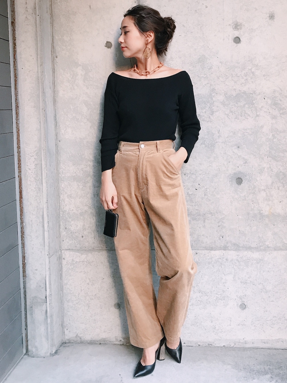 「シンプルコーデ、ベージュ、オトナカジュアル、秋コーデ、黒、カジュアルコーデ、URBAN BOBBY、urbanbobby」｜「DRESSTERIORの背中あきリブニットプルオーバー（ニット/セーター、ブラック系）」を使った、伊地知朋子さん（レディース・153cm）の秋コーディネートの1枚目の写真