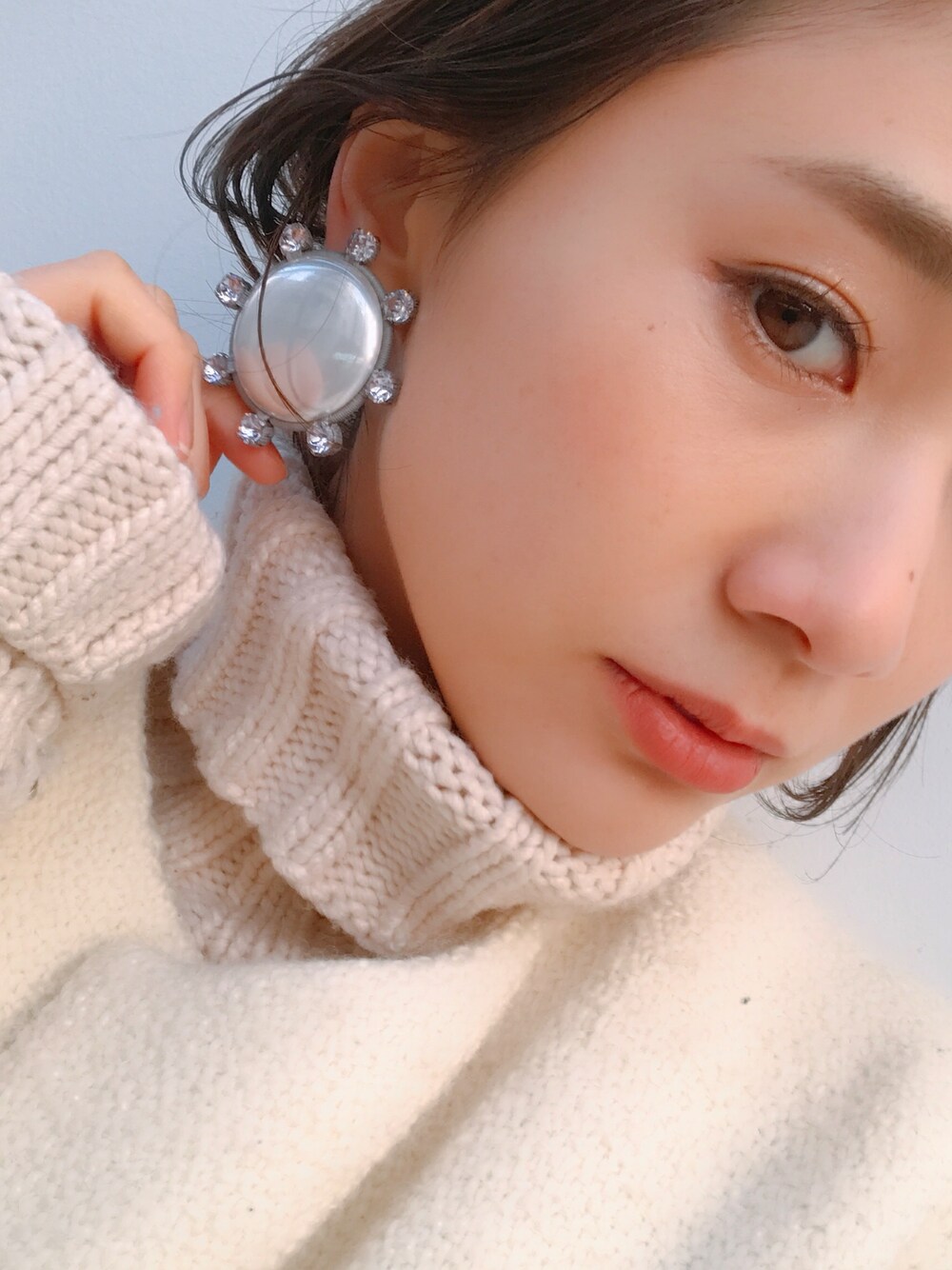 「シンプルコーデ、大人カジュアル、フユコーデ、冬、ホワイト、ホワイトコーデ、タートルネック」｜「kei'coのアイテム（イヤリング、グレー系）」を使った、伊地知朋子さん（レディース・153cm）の冬コーディネートの1枚目の写真